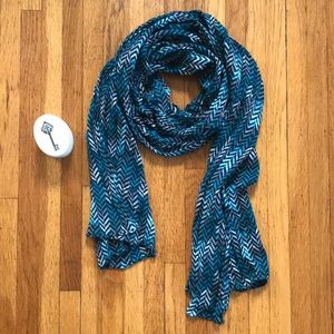Lightweight chevron scarf